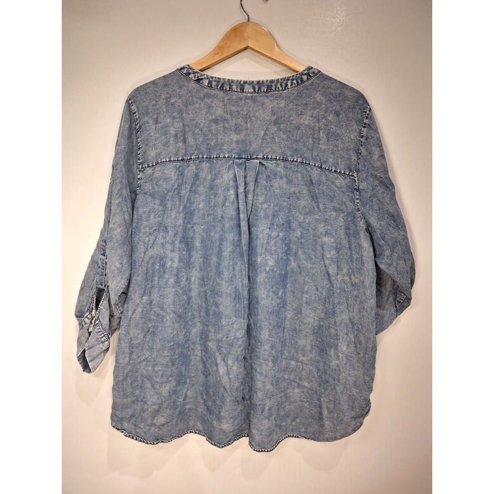 Jane + Delancey Womens 2X Blue Acid Wash Lyocell Pintuck Roll Tab Button Top - Picture 3 of 7